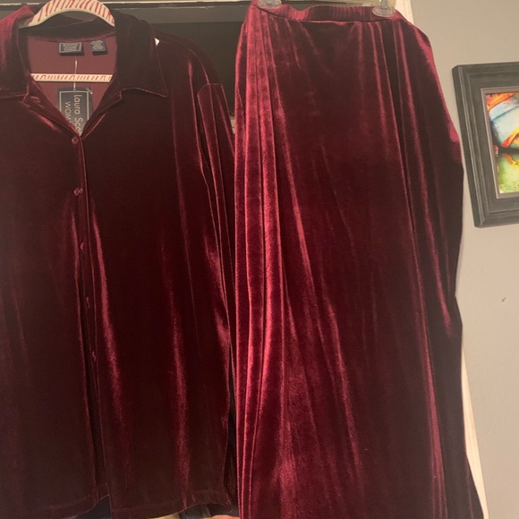 Laura Scott Vintage Velvet Set - Picture 2 of 5